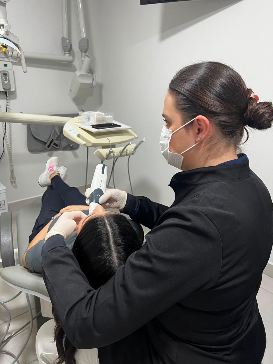 Escaneamento digital com scanner intraoral na Milano Odontologia, em Americana-SP