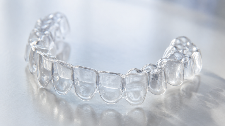 Alinhador invisível transparente em close — Milano Odontologia, Americana-SP