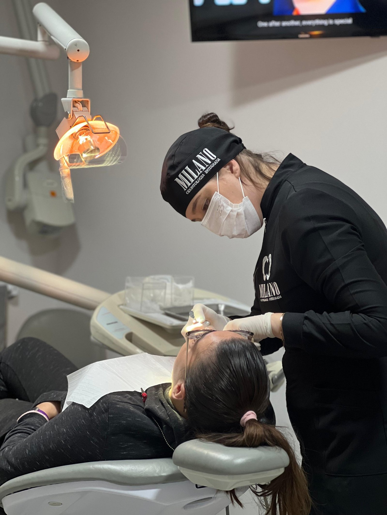 Dentista da Milano Odontologia atendendo paciente de forma tranquila — Americana-SP