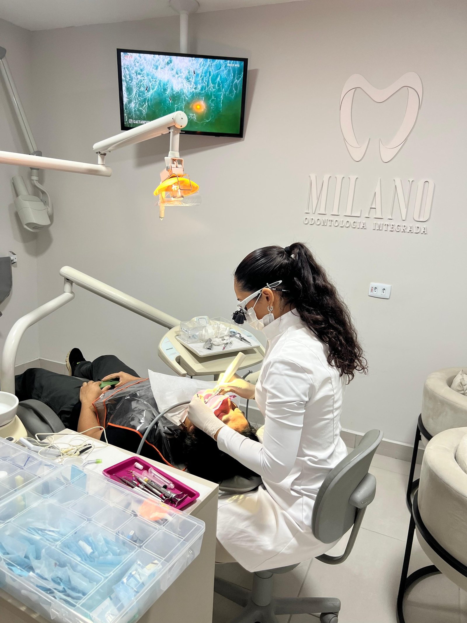 Dentista atendendo paciente em consulta — Milano Odontologia, Americana-SP